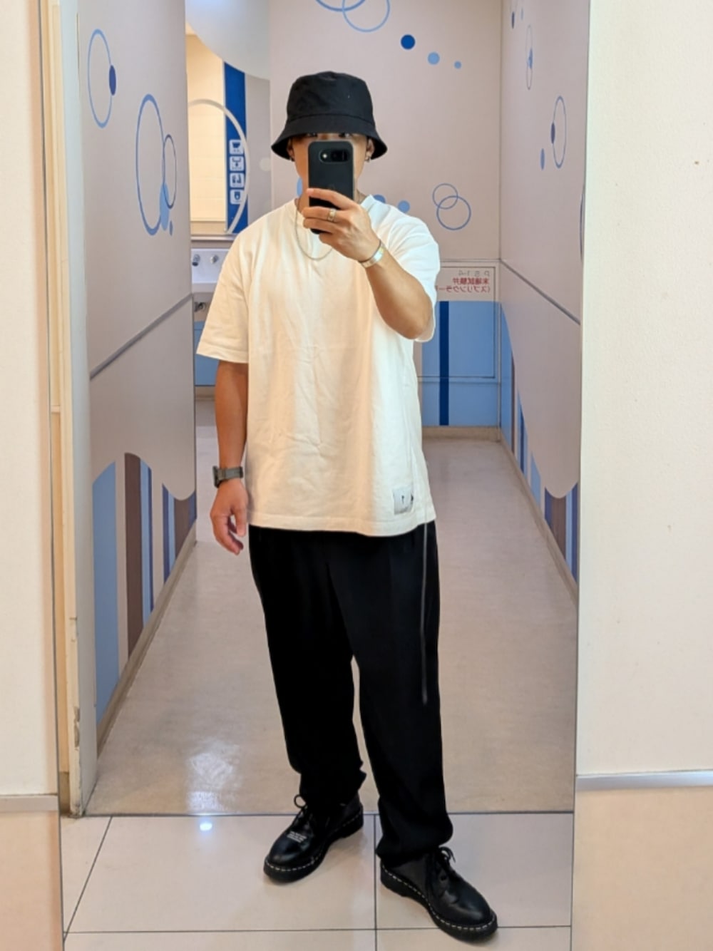 ホワイト系のTシャツ/カットソー、ブラック系のスラックス、ブラック系のドレスシューズを着用したメンズの秋コーディネートの1枚目の写真