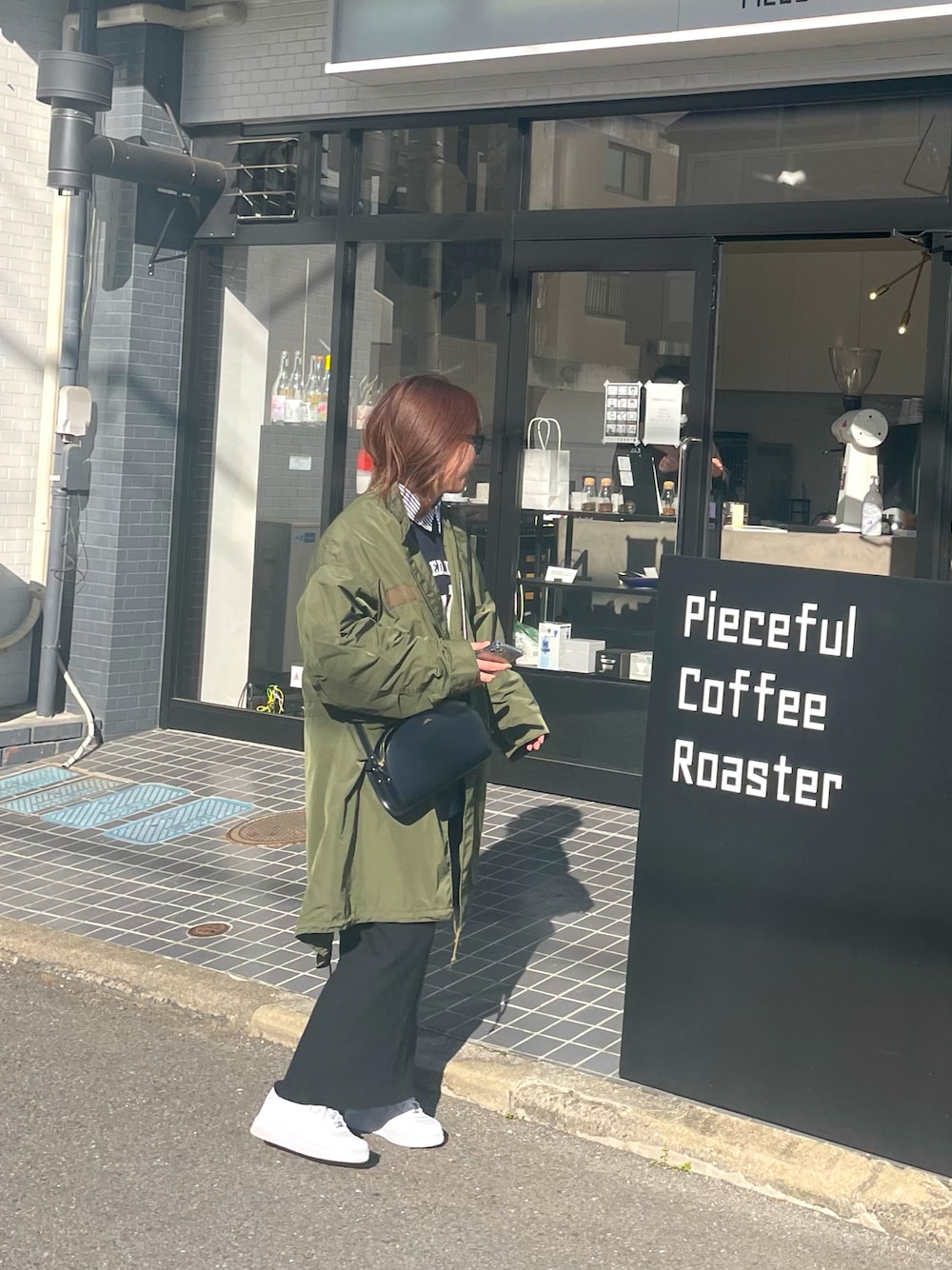 「きれいめカジュアル、お出かけコーデ、休日スタイル、タイトスカート、モッズコート、ダテメガネ、ラクチンコーデ、大人カジュアル、スニーカーコーデ、ゆるコーデ」｜「coenの【ユニセックス】［洗える］撥水M-65TYPE モッズコート（WEB限定カラー）（モッズコート、グリーン系）」を使った、naaaaさん（レディース・161cm）の春コーディネートの1枚目の写真