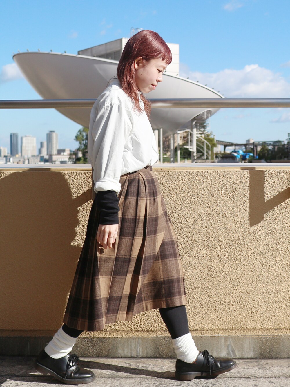 「白シャツ、靴下屋、Dr.Martens、白ソックス、チェックスカート、タイツ×靴下、COMOLI、オニールオブダブリン、レイヤードスタイル」｜「靴下屋の【WOMEN】◆STORY 3月号掲載◆リブベタ ソックス　（ソックス/靴下、ホワイト系）」を使った、Miki.Nさん（レディース・148cm）の秋コーディネートの1枚目の写真