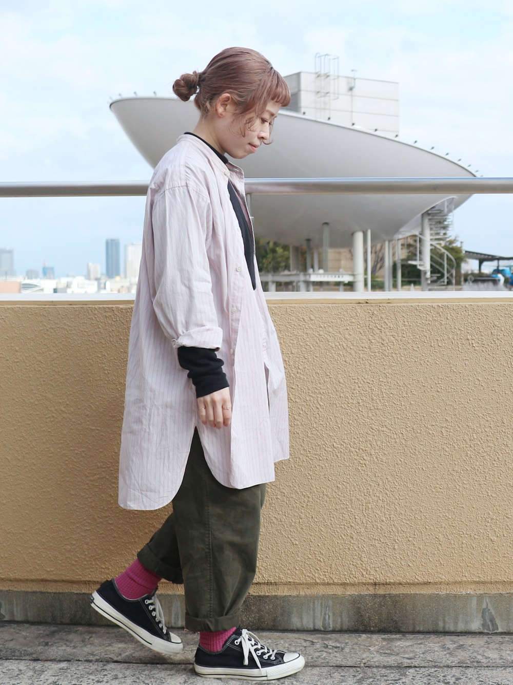 パープル系のソックス/靴下を着用したレディースの冬コーディネートの1枚目の写真