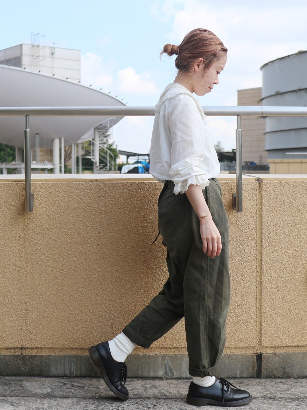 「靴下屋、OSHIMA REI、UNIQLO、Dr.Martens、白ソックス、ルーズソックス、フリルブラウス、低身長コーデ、オトナカジュアル、シンプル、ミリタリーパンツ」｜「靴下屋の【WOMEN】◆STORY 3月号掲載◆リブベタ ソックス　（ソックス/靴下、ホワイト系）」を使った、Miki.Nさん（レディース・148cm）の秋コーディネートの1枚目の写真