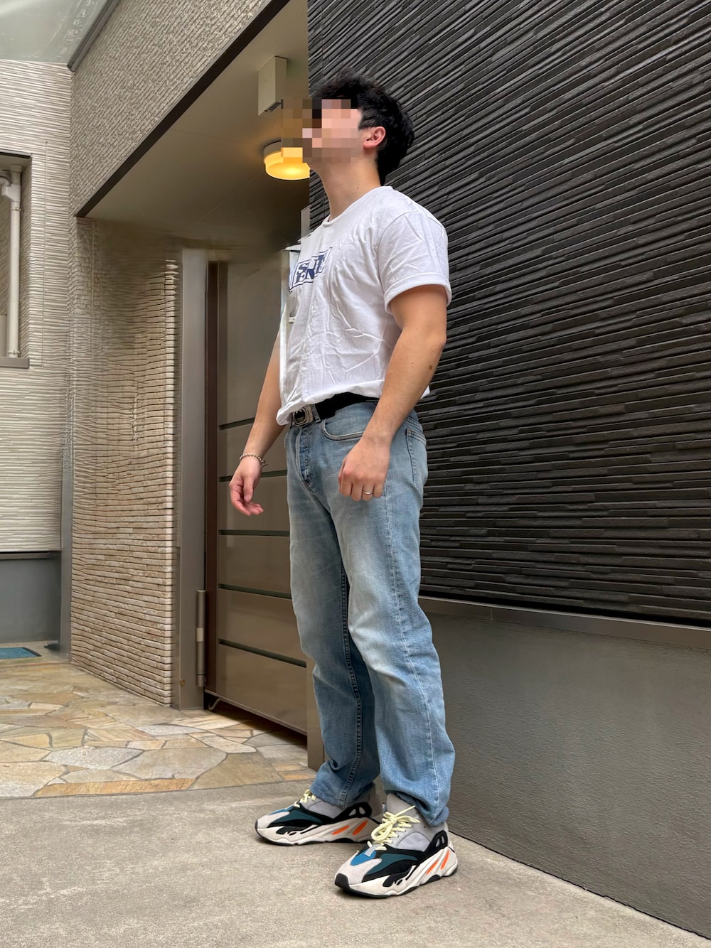 「デニム、シュプリーム、シンフルコーデ、白Tシャツ」｜「A.P.C.のアイテム（デニムパンツ、ブルー系）」を使った、Geraldさん（メンズ・168cm）の春コーディネートの1枚目の写真
