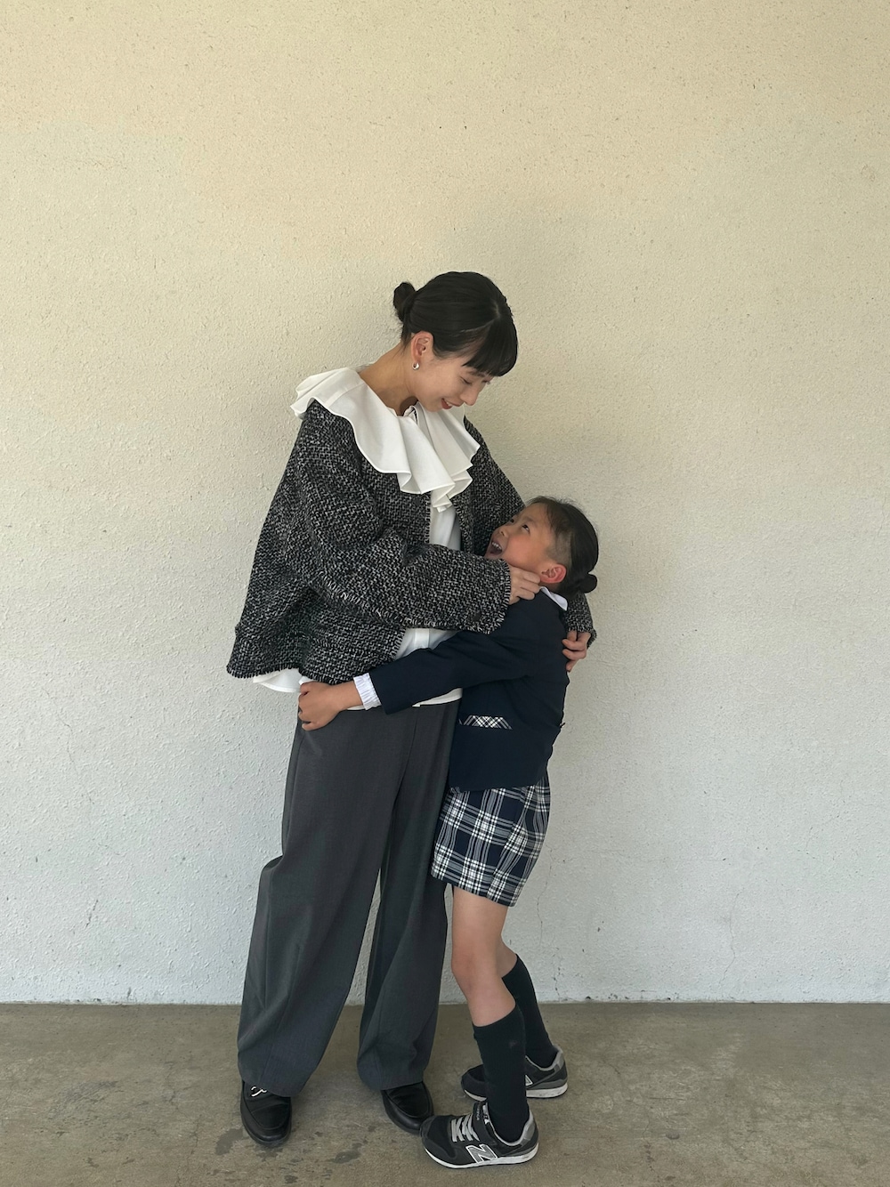 「卒園式、ママコーデ、卒業式、ママファッション、入学式、大人かわいい、入園式、パンツコーデ、きれいめカジュアル、セレモニー、オケージョン、春コーデ」｜「ZARAのアイテム（ローファー、ブラック系）」を使った、ERIさん（レディース・162cm）の春コーディネートの1枚目の写真