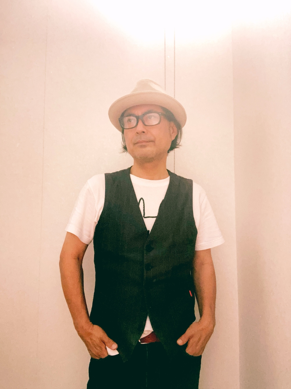 「大人カジュアル、休日コーデ、シンプルスタイル、プチプラ、ユニクロ、きれいめカジュアル、ハット、メガネ男子、ベスト、レイヤードスタイル、デニム、UNIQLO U」｜「N.Borderのアイテム（Tシャツ/カットソー、ホワイト系）」を使った、まゆChan  さん（メンズ・169cm）の春コーディネートの1枚目の写真