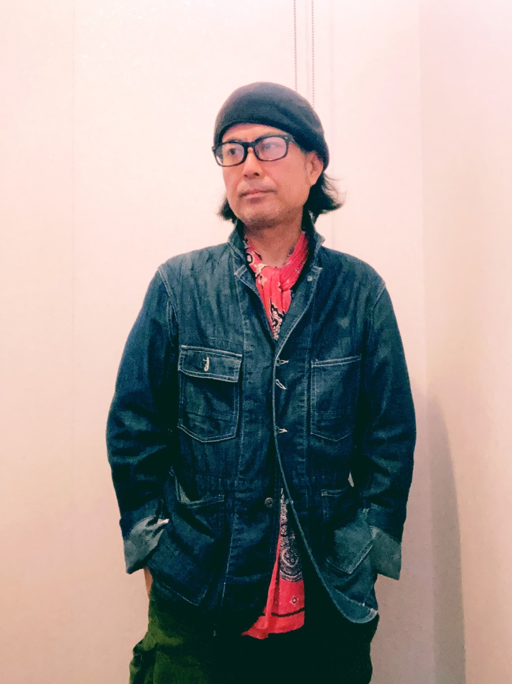 「古着MIX、UNIQLO、メガネ男子、デニムジャケット、ニット帽、カバーオール、ベレー帽、デニム、バティック柄、インドストール、カーゴパンツ、春コーデ、春アウター」｜「Engineered Garmentsのアイテム（デニムジャケット、ブルー系）」を使った、まゆChan  さん（メンズ・169cm）の春コーディネートの1枚目の写真