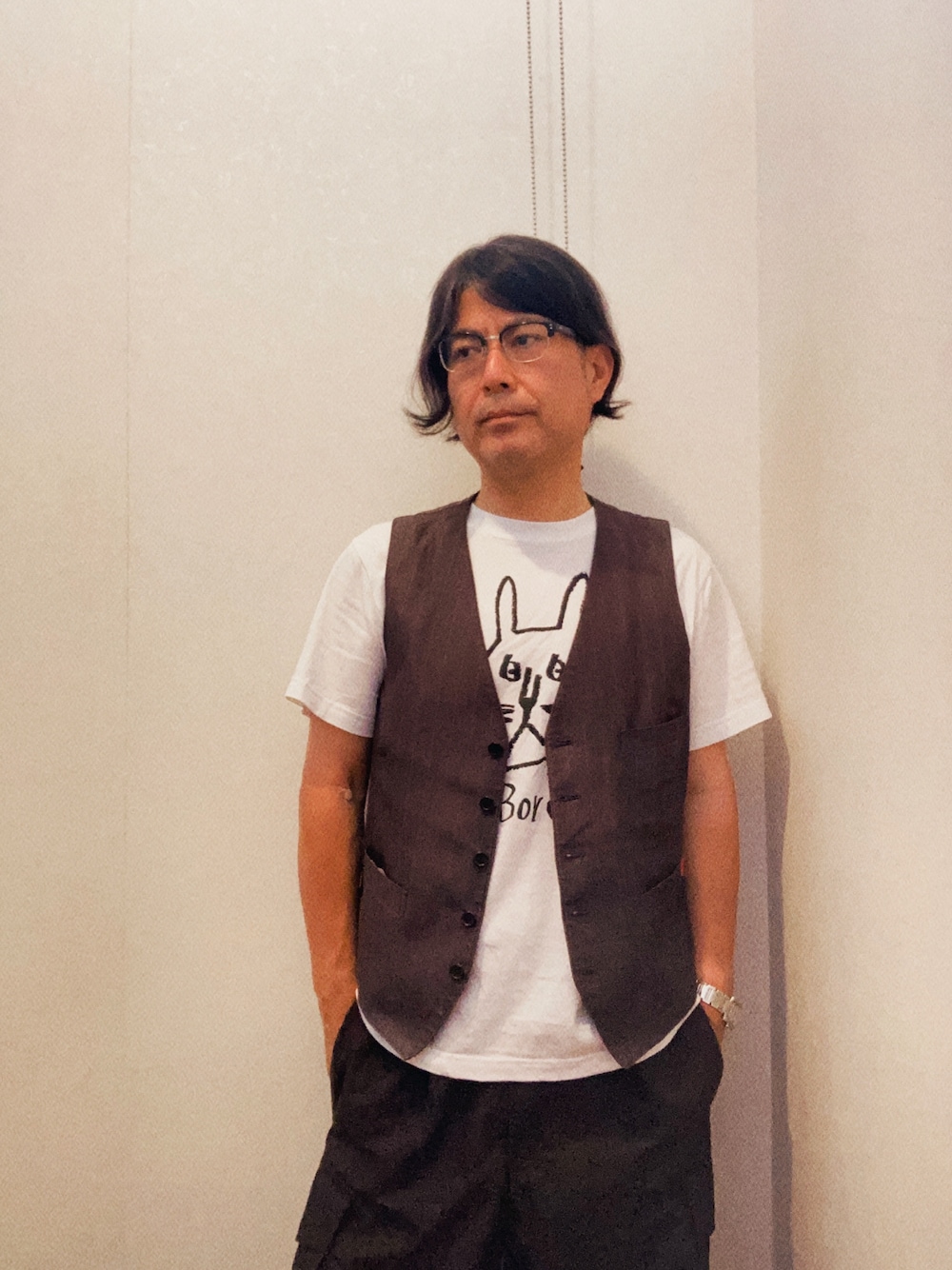 ホワイト系のTシャツ/カットソー、グレー系のその他アウター、ブラック系のカーゴパンツを着用したメンズの春コーディネートの1枚目の写真