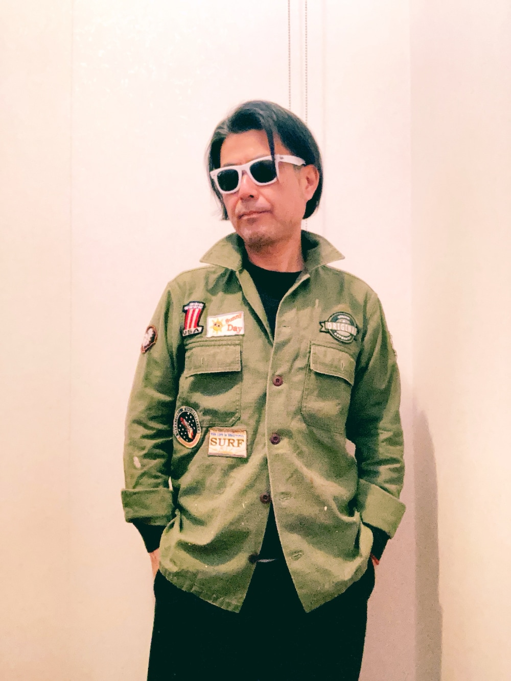 「プチプラ、休日コーデ、シンプルコーデ、フリース、ニット、古着MIX、サングラス、シャツスタイル、ミリタリー、UNIQLO、Anya Hindmarch、ジョガーパンツ、ゲンスブール、リメイク、オリーブ」｜「ROSE BUDのアイテム（シャツ/ブラウス、グリーン系）」を使った、まゆChan  さん（メンズ・169cm）の冬コーディネートの1枚目の写真