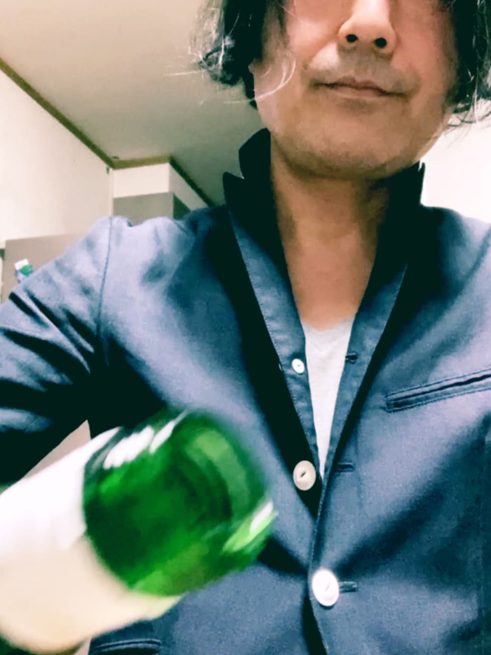 「大人カジュアル、きれいめカジュアル、オトナカジュアル、大人コーデ、Ｔシャツ、無印良品、Vネック、テーラードジャケット、ネイビージャケット、古着MIX、アラフィフ」｜「BEDWIN & THE HEARTBREAKERSのアイテム（テーラードジャケット、ブルー系）」を使った、まゆChan  さん（メンズ・169cm）の春コーディネートの1枚目の写真