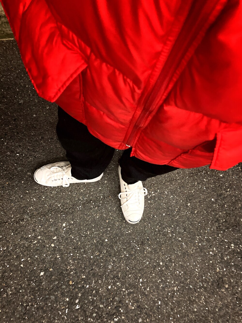 「きれいめカジュアル、休日コーデ、converse、スニーカーコーデ、ユニクロ、赤、ユニクロコーデ、UNIQLO U、プチプラ、アラフィフ、スポーツミックス、モード、ビビッドカラー」｜「CONVERSEのCONVERSE　ジャックパーセル（スニーカー、ホワイト系）」を使った、まゆChan  さん（メンズ・169cm）の春コーディネートの1枚目の写真