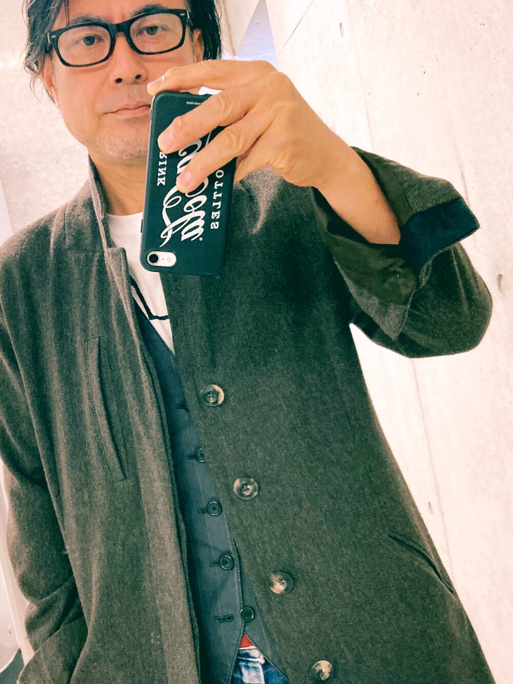 「ブラウン、大人コーデ、スニーカー、デニム、古着MIX、メガネ男子、コート、ウールコート、チェスターコート、ベスト、Tシャツ、デンハム、UNIQLO、UNIQLO U」｜「DENHAMのアイテム（チェスターコート、ブラウン系）」を使った、まゆChan  さん（メンズ・169cm）の秋コーディネートの1枚目の写真
