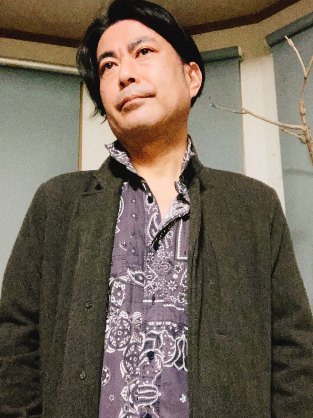 「私の推しブランド、BEDWIN & THE HEARTBREAKERS、きれいめカジュアル、冬のコーデ、古着MIX、プチプラ、バンダナ柄、チェスターコート、DENHAM、シャツスタイル、アラフィフ、オトナカジュアル、大人カジュアル、大人コーデ、ツイード」｜「BEDWIN & THE HEARTBREAKERSのアイテム（シャツ/ブラウス、パープル系）」を使った、まゆChan  さん（メンズ・169cm）の冬コーディネートの1枚目の写真