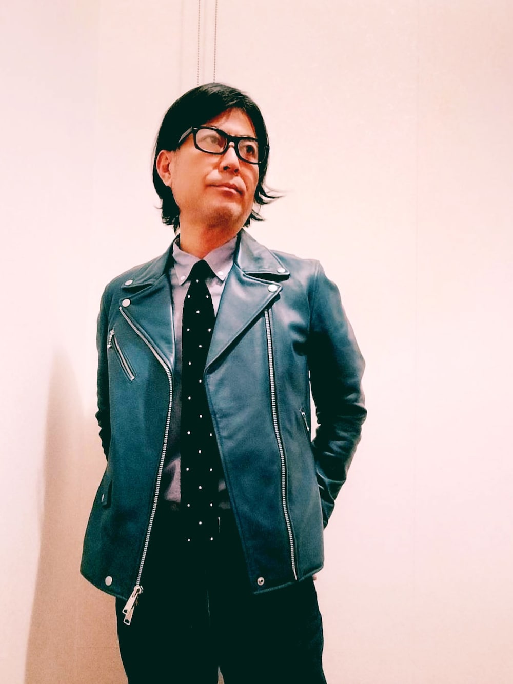 「ネクタイ、シャツスタイル、大人ファッション、レザージャケット、キレイめカジュアル、メガネ男子、Ｗライダース、ライダース、ニットタイ、ドツト、リジットデニム、UNIQLO、UNIQLO U」｜「RATTLE TRAPのアイテム（ライダースジャケット、ブルー系）」を使った、まゆChan  さん（メンズ・169cm）の春コーディネートの1枚目の写真