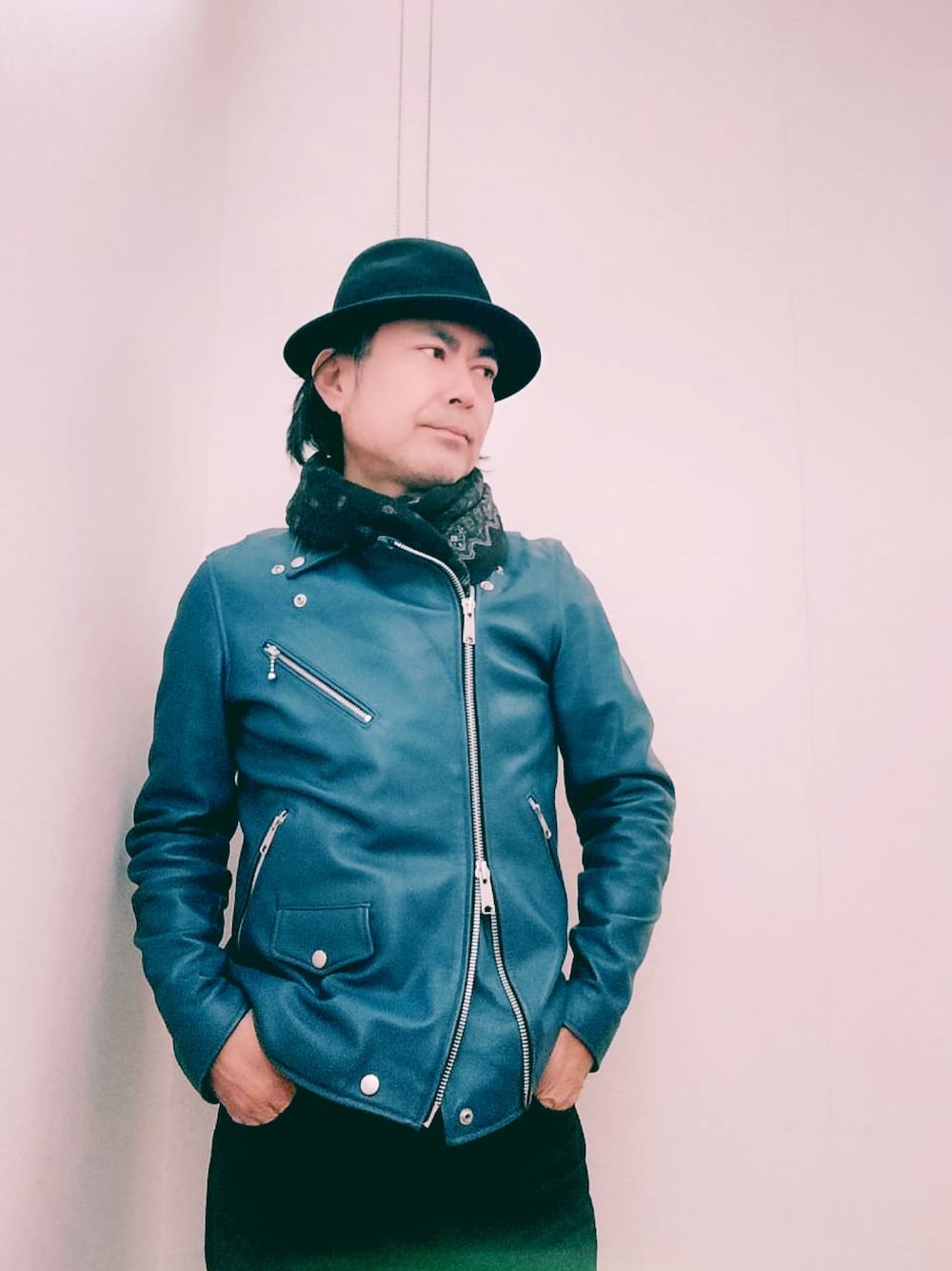 「古着MIX、ブラックコーデ、レザージャケット、ハット、UNIQLO、ライダース、ストール、バンダナ柄、UNIQLO U、きれいめカジュアル、大人カジュアル、大人コーデ」｜「NEW YORK HATのアイテム（ハット、ブラック系）」を使った、まゆChan  さん（メンズ・169cm）の春コーディネートの1枚目の写真