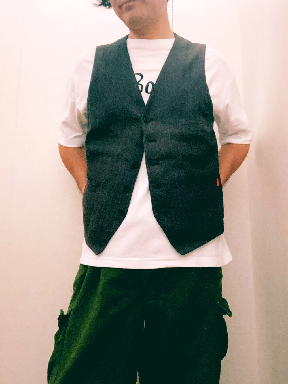 「シンプルスタイル、オトナカジュアル、カーゴパンツ、ミリタリー、ベスト、白Tシャツ、ロゴT、古着MIX、スウェーデン軍、きれいめカジュアル、きれいめコーディネート、アラフィフ、プチプラ」｜「スウェーデン軍のアイテム（カーゴパンツ、グリーン系）」を使った、まゆChan  さん（メンズ・169cm）の夏コーディネートの1枚目の写真