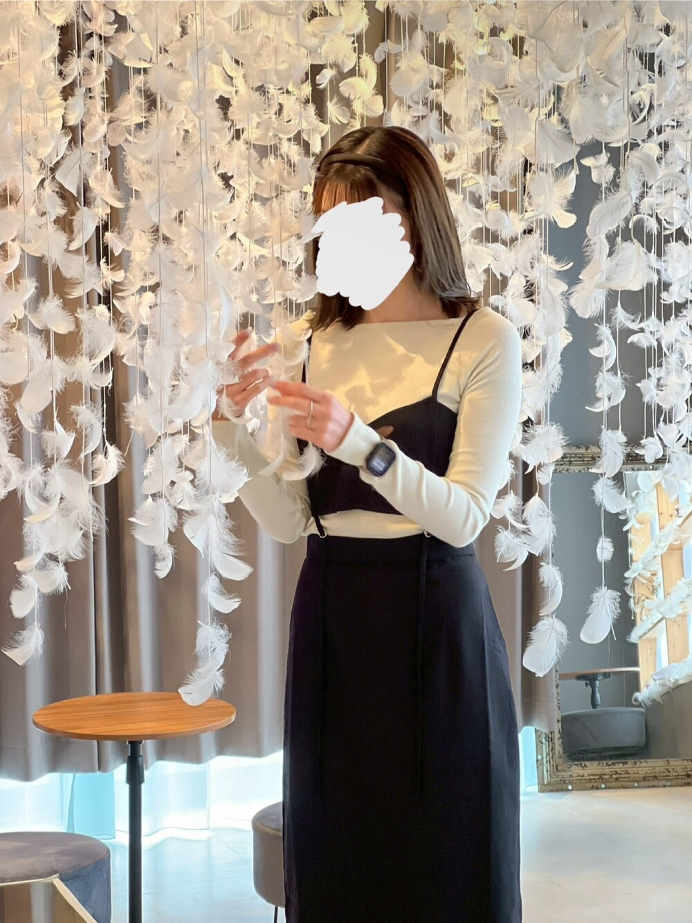 ブラック系のワンピース、ホワイト系のTシャツ/カットソーを着用したレディースの春コーディネートの1枚目の写真