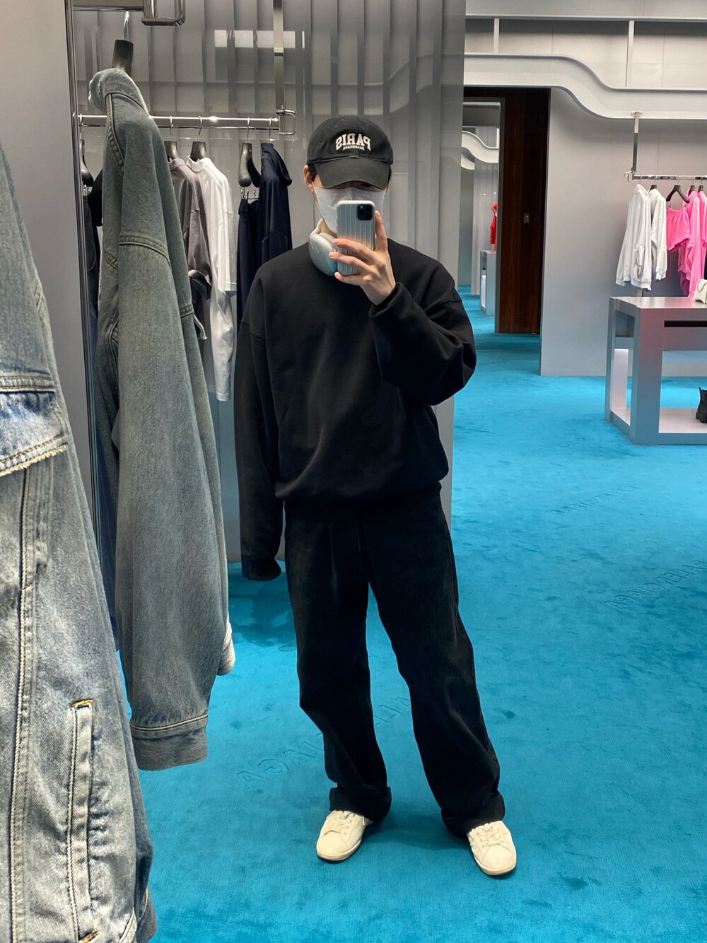 「BALENCIAGA、adidas、STAN SMITH」｜「BALENCIAGAのアイテム（トップス、ブラック系）」を使った、Nさん（メンズ・172cm）の春コーディネートの1枚目の写真