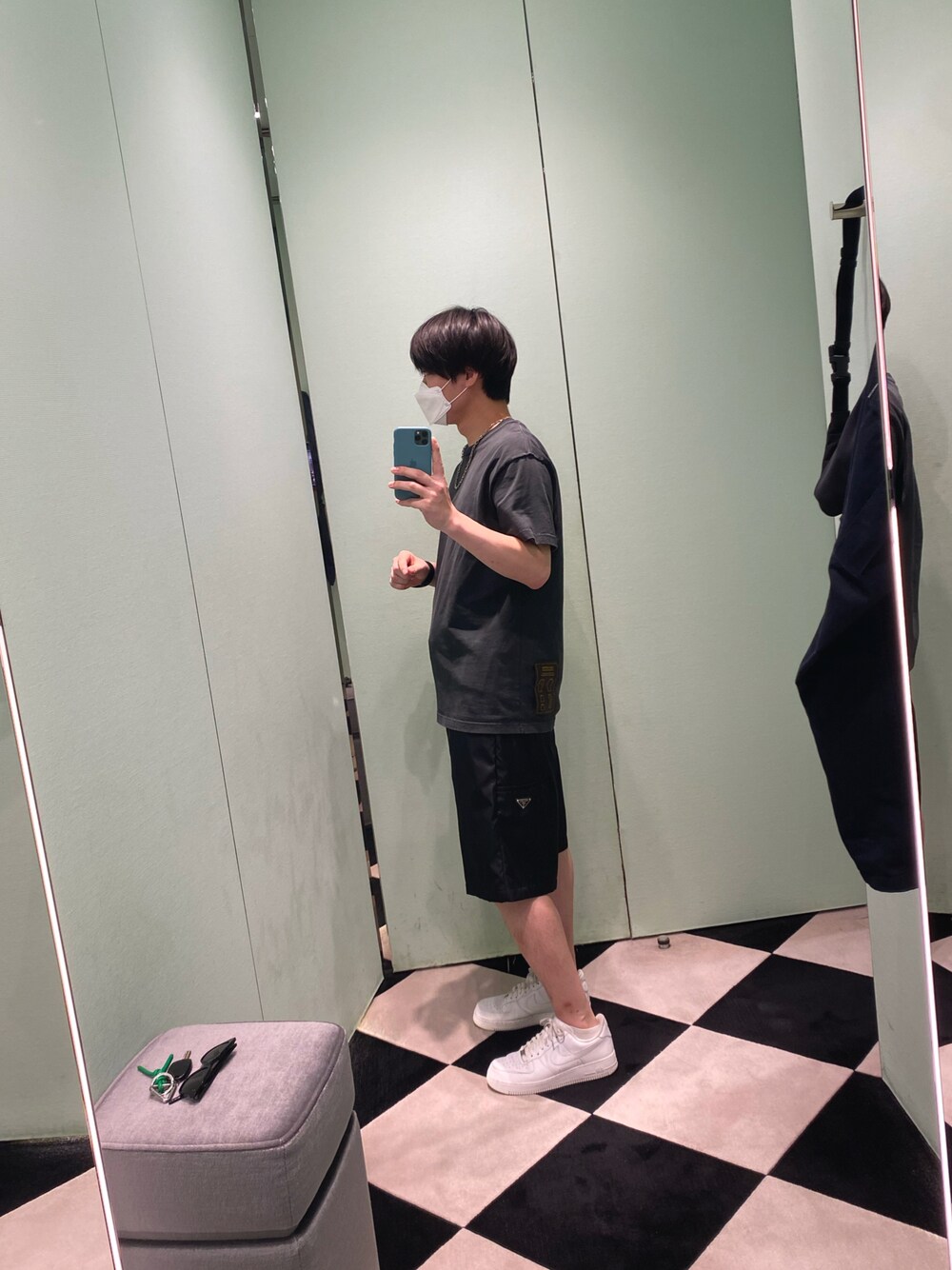 「LOUIS  VUITTON、PRADA、NIKE」｜「LOUIS VUITTONのアイテム（Tシャツ/カットソー、ブラック系）」を使った、Nさん（メンズ・172cm）の夏コーディネートの1枚目の写真