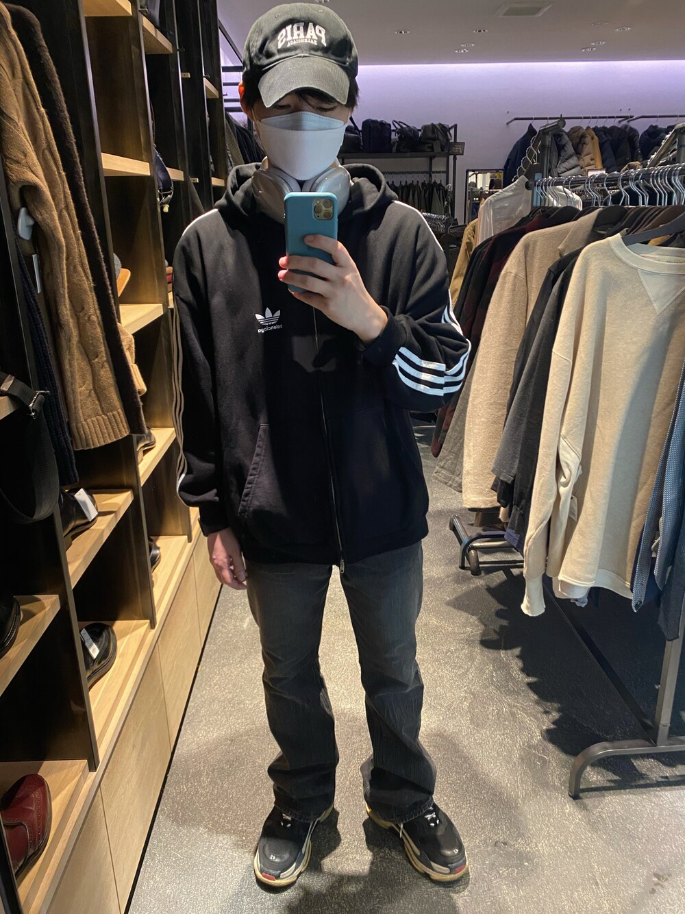 「BALENCIAGA、adidas」｜「BALENCIAGAのアイテム（キャップ、ブラック系）」を使った、Nさん（メンズ・172cm）の秋コーディネートの1枚目の写真