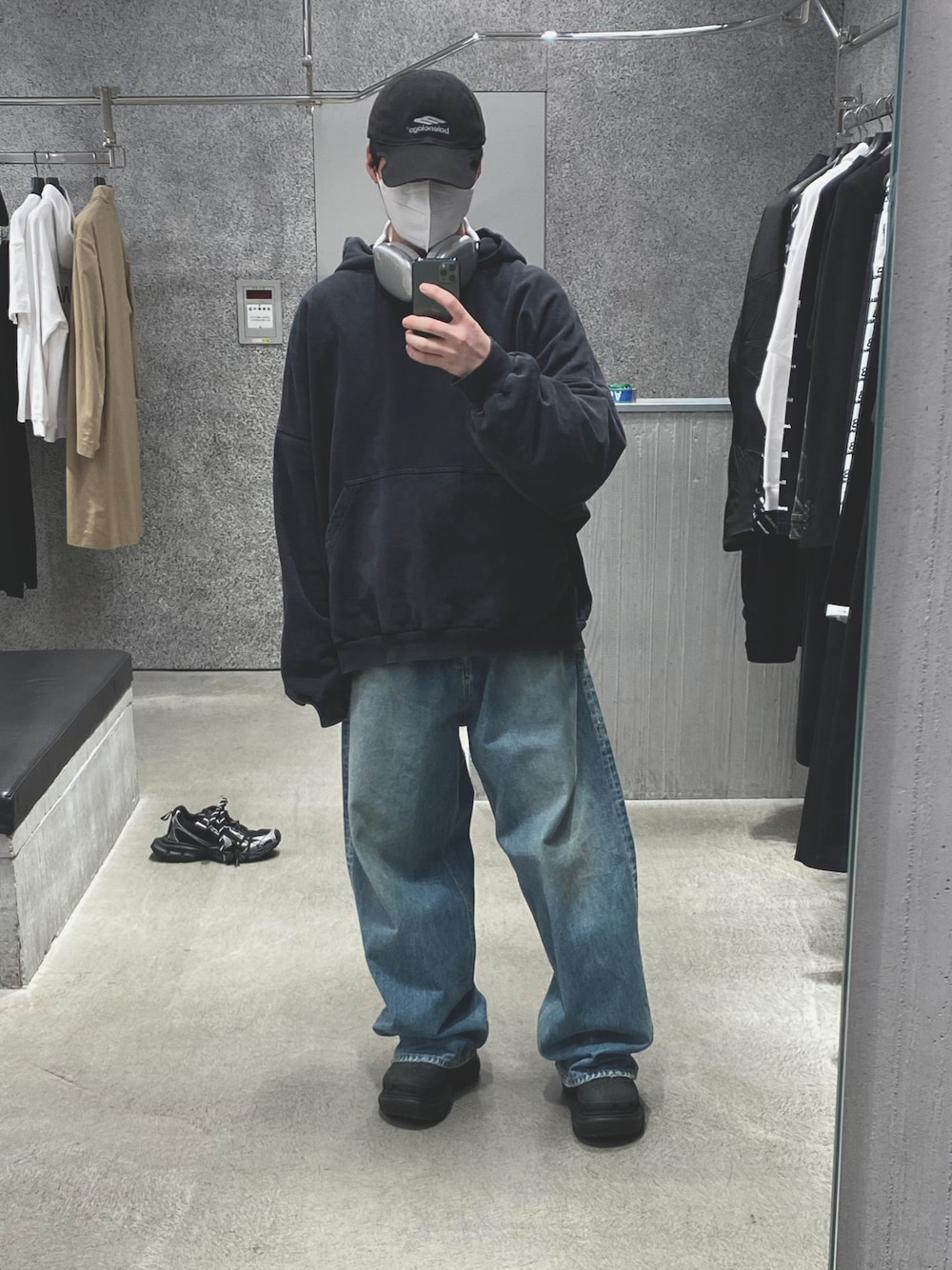 「BALENCIAGA、crocs」｜「BALENCIAGAのアイテム（キャップ、ブラック系）」を使った、Nさん（メンズ・172cm）の春コーディネートの1枚目の写真