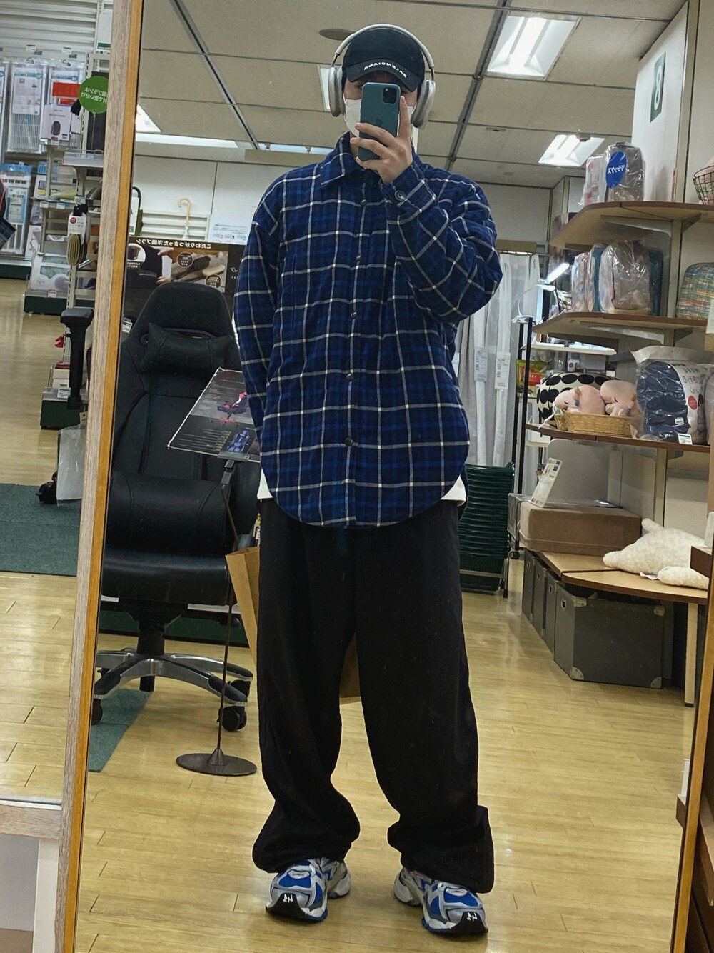 「BALENCIAGA」｜「BALENCIAGAのアイテム（ジャケット/アウター、ブルー系）」を使った、Nさん（メンズ・172cm）の秋コーディネートの1枚目の写真