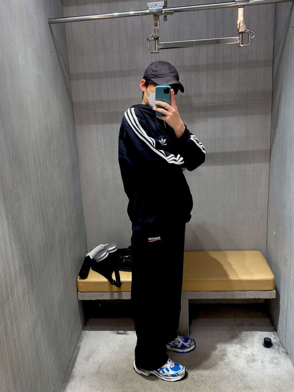 「BALENCIAGA、adidas、runner」｜「BALENCIAGAのアイテム（トップス、ブラック系）」を使った、Nさん（メンズ・172cm）の秋コーディネートの1枚目の写真