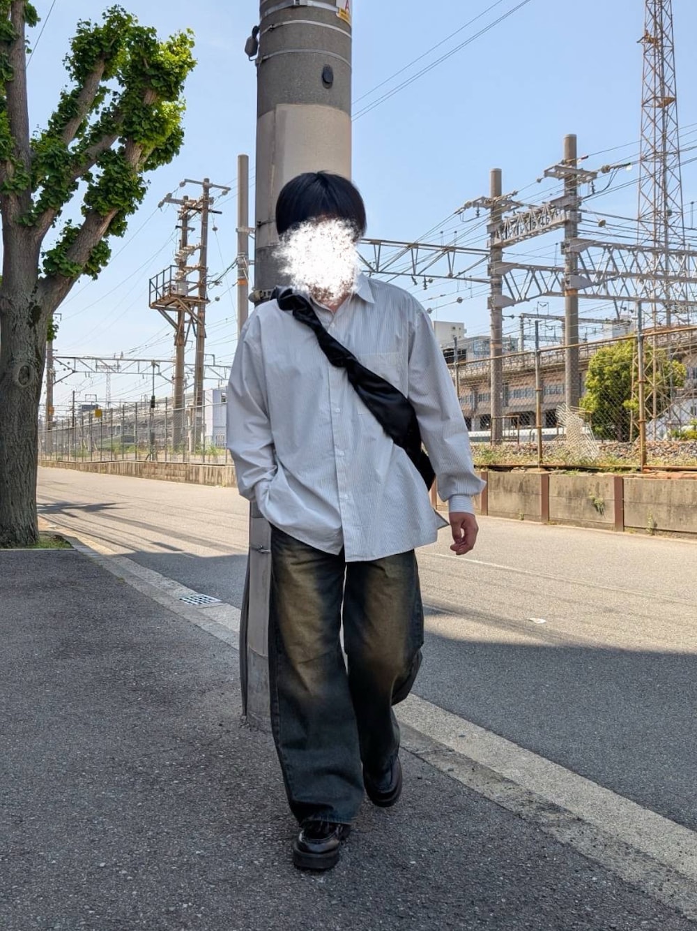 「春コーデ、ストライプ、シャツ、デニム、デニムパンツ、WYM、SINSS、バッグ、ショルダーバッグ、ユニクロ、UNIQLO」｜「WYM LIDNMのCURVED FLARE DENIM SLACKS（デニムパンツ、ブルー系）」を使った、たくたんさん（メンズ・164cm）の春コーディネートの1枚目の写真
