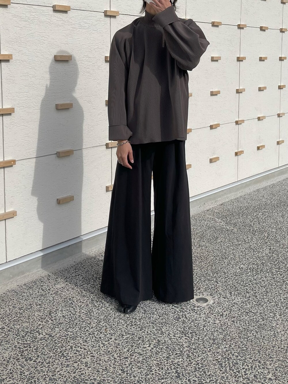 「秋冬コーデ、お洒落さんとつながりたい、ootd、モード、フレアパンツ、ワイドパンツ、今日のコーデ、ヒールブーツ、革靴」｜「steinのアイテム（ニット/セーター、ベージュ系）」を使った、灯油さん（メンズ・177cm）の秋コーディネートの1枚目の写真