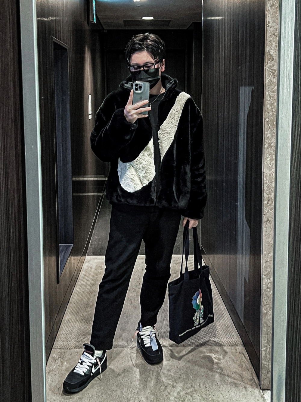 「TOM FORD、NIKE、off white、takashimurakami、村上隆、Chrome Hearts」｜「off whiteのアイテム（スニーカー、ブラック系）」を使った、Naruseさん（メンズ・165cm）の冬コーディネートの1枚目の写真