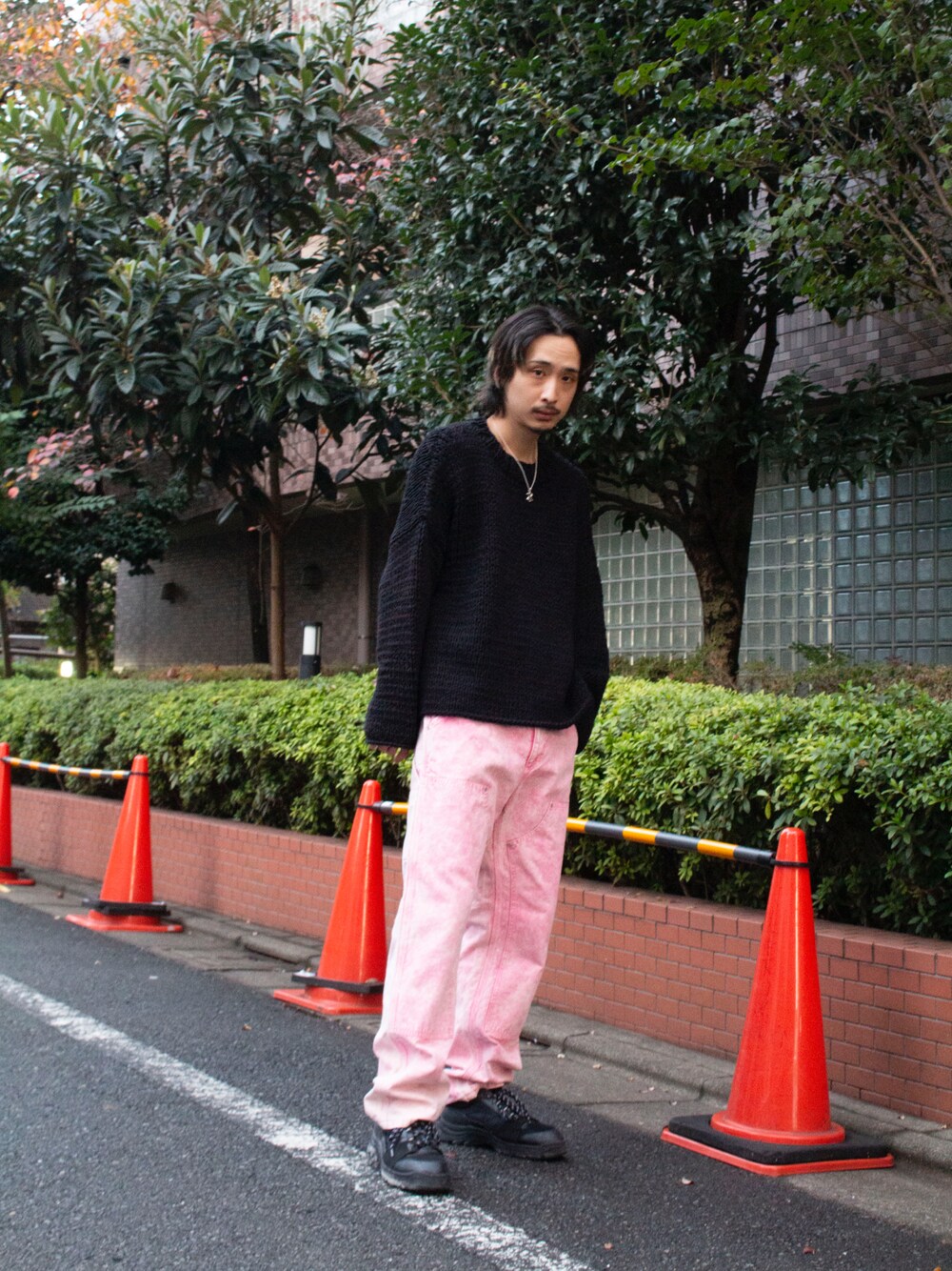 「MYNE、秋冬コーデ、シンプル、休日コーデ、パンツコーデ、大人ファッション、ブラック、ボリューム袖、ニット」｜「MYneのShoelace Knit Pullover（ニット/セーター、ブラック系）」を使った、THE PHARCYDEさん（メンズ・178cm）の秋コーディネートの1枚目の写真