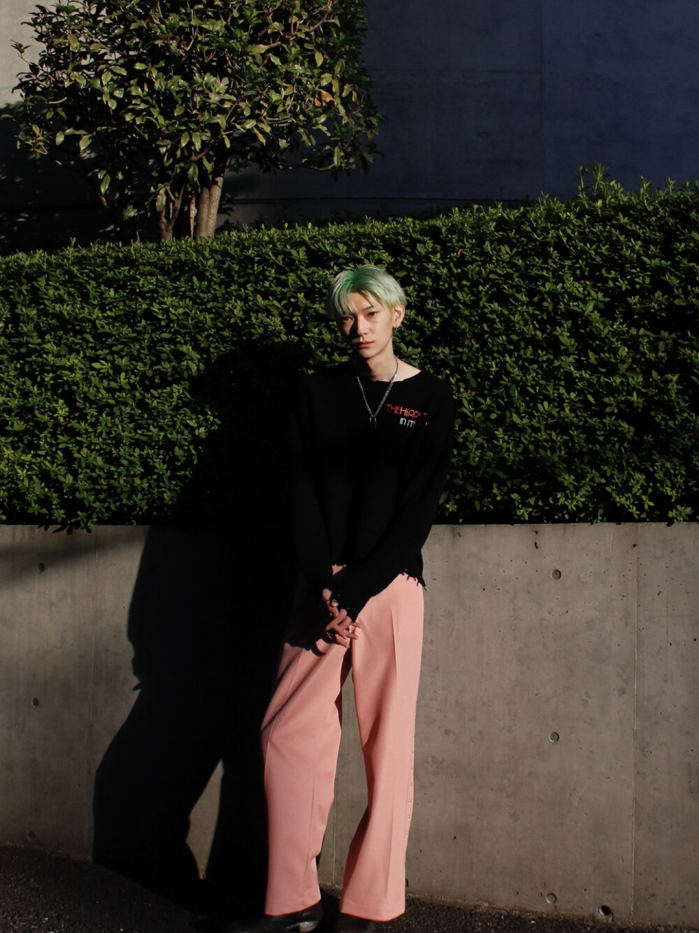 「カラーパンツ、秋のコーデ、パンツスタイル、フレアパンツ、今日のコーデ、MYNE、mynecodex、ニット/セーター、wearhalloween2021」｜「MYneの【FARAH X MYne】スタッズワイドパンツ/Studs Wide Pants（その他パンツ、ピンク系）」を使った、THE PHARCYDEさん（メンズ・185cm）の秋コーディネートの1枚目の写真
