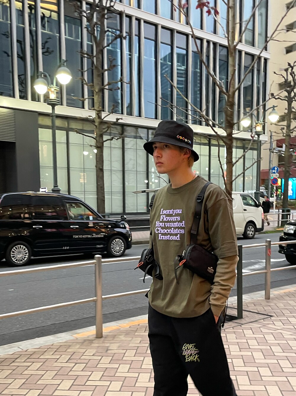 「MYne、mynecodex、ロンT、バケットハット、ストリート、ストリートMIX、春夏コーデ、シンプルコーデ」｜「MYneの【MYne】Rhinestone Bucket Hat（ハット、ブラック系）」を使った、THE PHARCYDEさん（メンズ・177cm）の春コーディネートの1枚目の写真