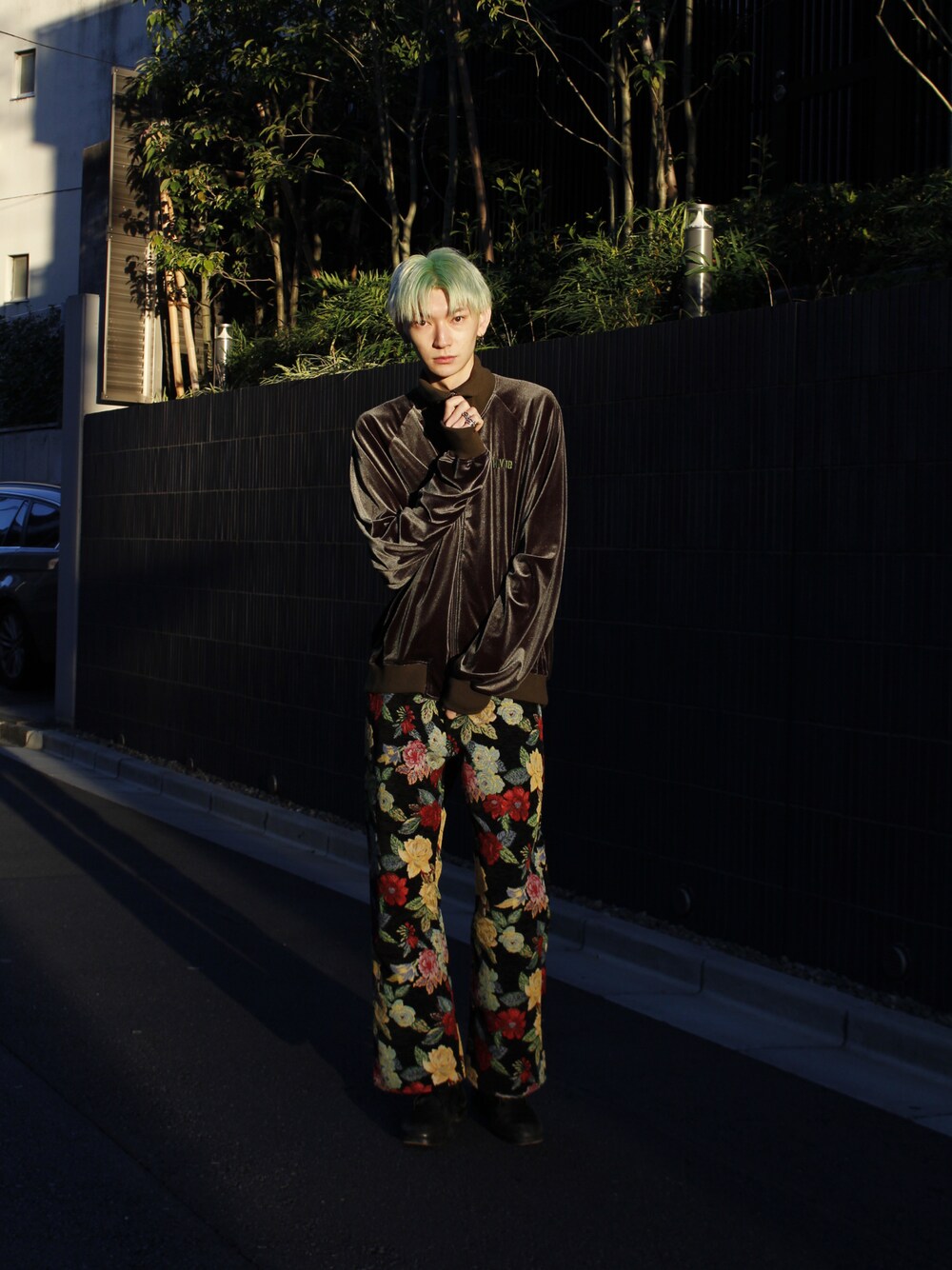 「柄パンツ、秋のコーデ、モノトーン、ベロア、秋服、トラックジャケット、MYNE、mynecodex、wearhalloween2021」｜「MYneのアイテム（ジャケット/アウター、グリーン系）」を使った、THE PHARCYDEさん（メンズ・185cm）の秋コーディネートの1枚目の写真