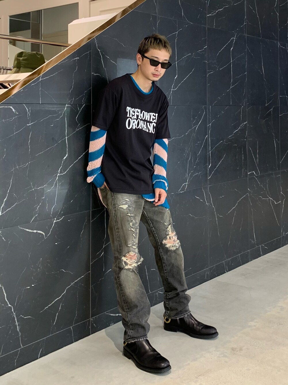 「シンプルコーデ、オトナカジュアル、春、MYne、mynecodex、カラーコーデ、デニムコーデ、デニム」｜「MYneの【MYne】Printed Half Sleeve T-shirt（Tシャツ/カットソー、ブラック系）」を使った、THE PHARCYDEさん（メンズ・178cm）の春コーディネートの1枚目の写真