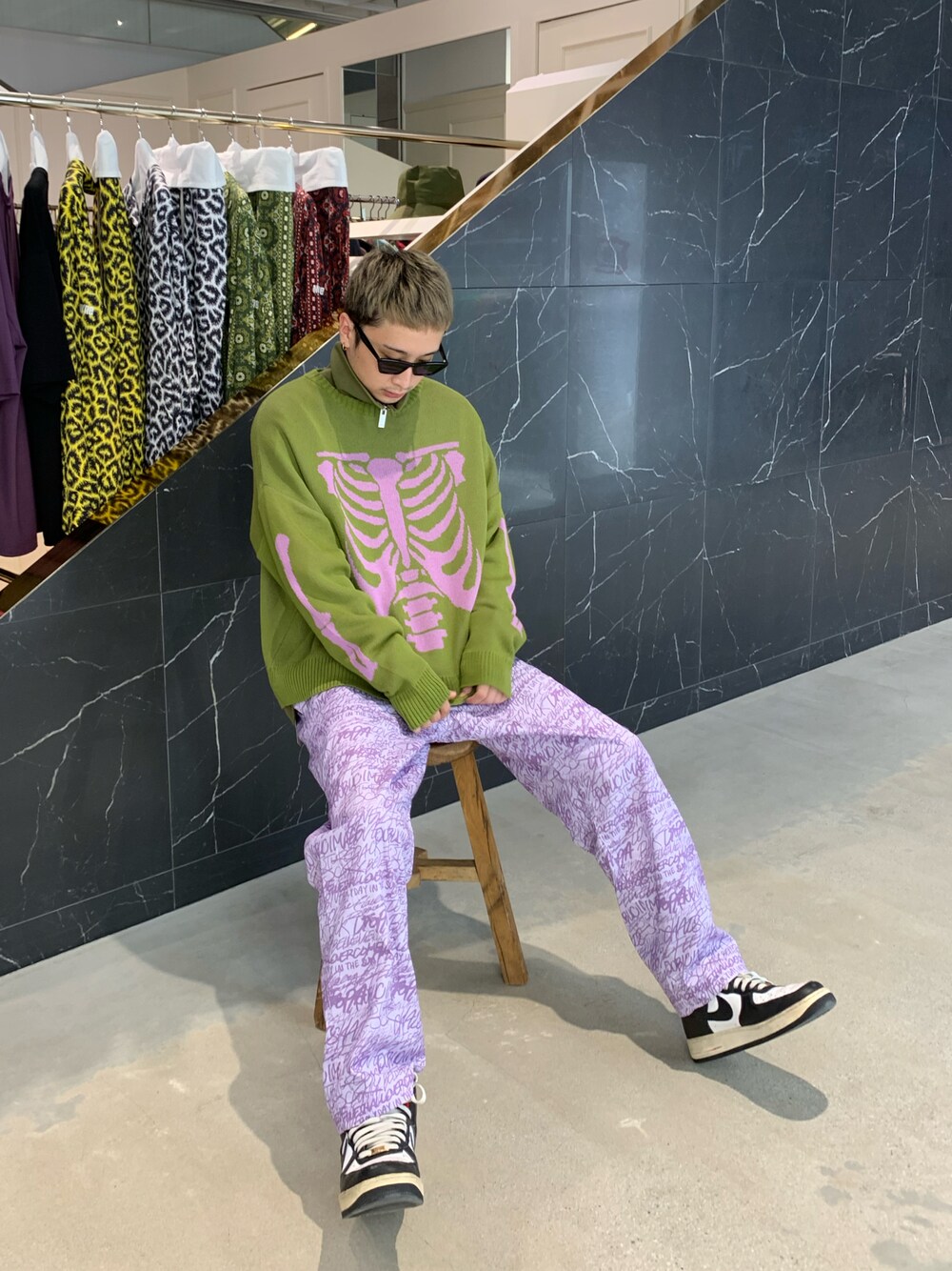 「MYne、mynecodex、休日スタイル、春、カラーコーデ、オーバーサイズ、スニーカーコーデ」｜「MYneの【MYne】Bone Knit Pulllover（ニット/セーター、グリーン系）」を使った、THE PHARCYDEさん（メンズ・178cm）の春コーディネートの1枚目の写真