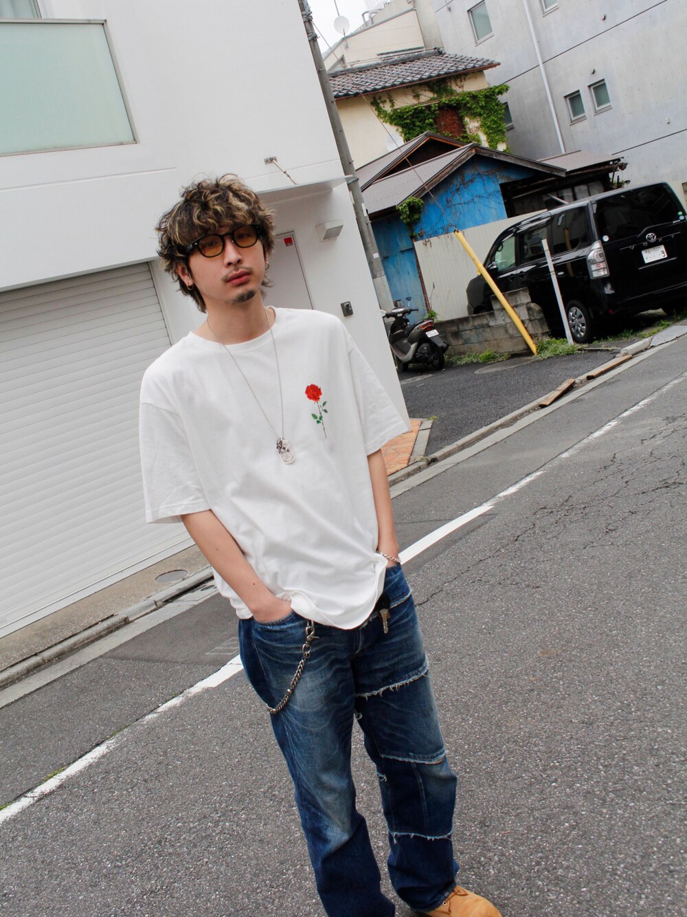 「MYne、mynecodex、ストリート、ストリートMIX、デニム、Tシャツ、春夏コーデ、カジュアル」｜「MYneの【MYne】Rose Flower Printed Half Sleeve T-shirt（Tシャツ/カットソー、ホワイト系）」を使った、THE PHARCYDEさん（メンズ・178cm）の春コーディネートの1枚目の写真