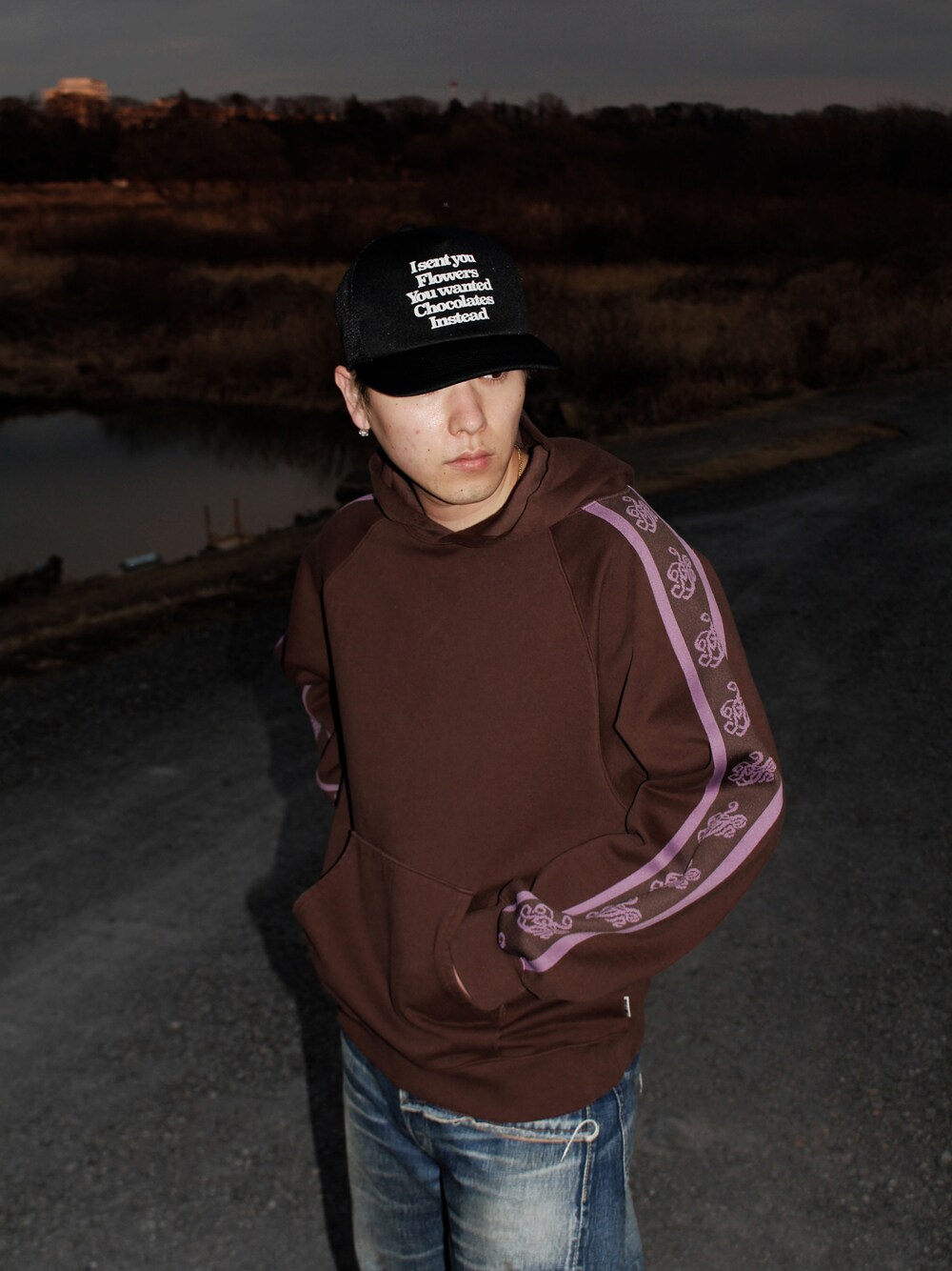 「MYne、mynecodex、パーカー、フーディー、シンプルコーデ、ブラウン、カジュアル、ストリート、ストリートMIX」｜「MYneの【MYne】MYne Jacquard Tape Hoodie（スウェット、ブラウン系）」を使った、THE PHARCYDEさん（メンズ・180cm）の春コーディネートの1枚目の写真
