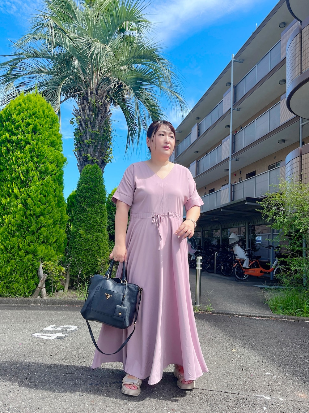 「ワンピース、ラクチンコーデ、休日スタイル、シンプル、くすみピンク、きれいめカジュアル、シンプルコーデ、ぽっちゃり」｜「PRADAのアイテム（バッグ、ブラック系）」を使った、nanさん（骨格ストレート・レディース・164cm）の秋コーディネートの1枚目の写真
