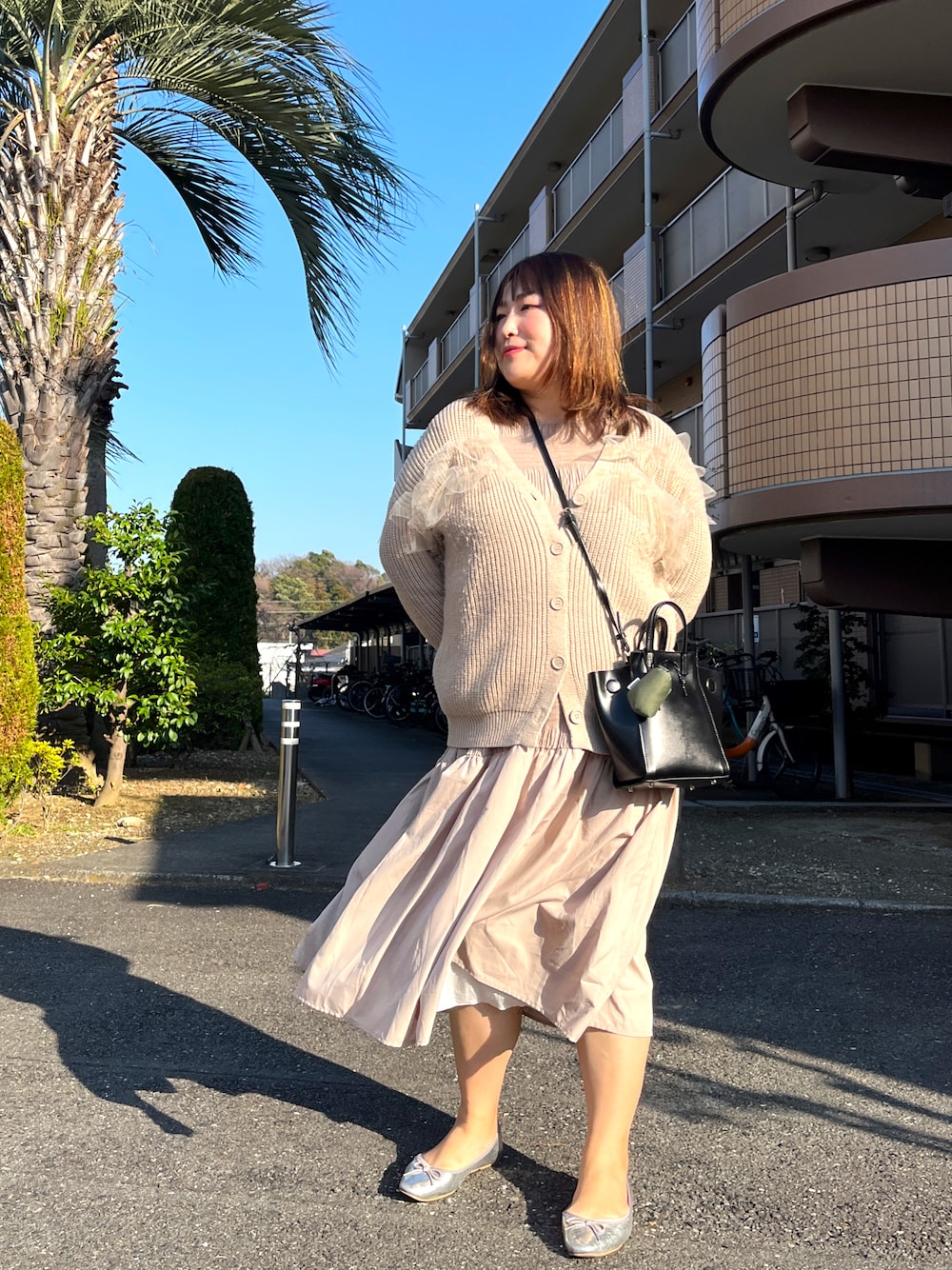 「春めき満開コーデ、春コーデ、カーディガン、ベージュ、ワンピース、シンプル、ショルダーバッグ、バレエシューズ、シルバー、ぽっちゃり」｜「ami amieのアイテム（バレエシューズ、シルバー系）」を使った、nanさん（レディース・164cm）の春コーディネートの1枚目の写真