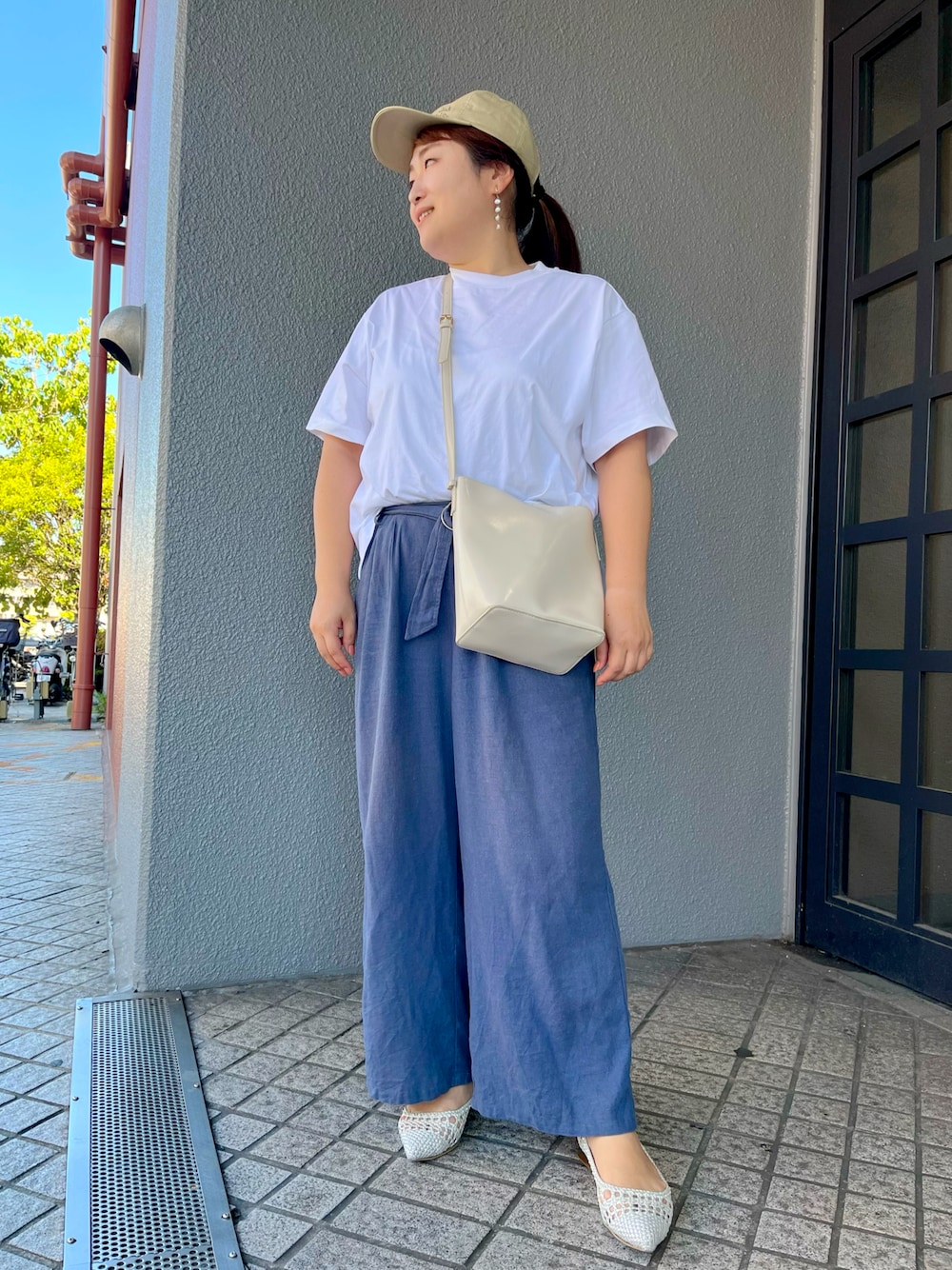 「フェススタイル、休日スタイル、カジュアル、シンプルスタイル、白Tシャツ、白、ホワイト×ブルー、キャップ、プチプラ、着回しコーデ、キヤップ、ぽっちゃり」｜「UNIQLOのアイテム（Tシャツ/カットソー、ホワイト系）」を使った、nanさん（骨格ストレート・レディース・164cm）の夏コーディネートの1枚目の写真