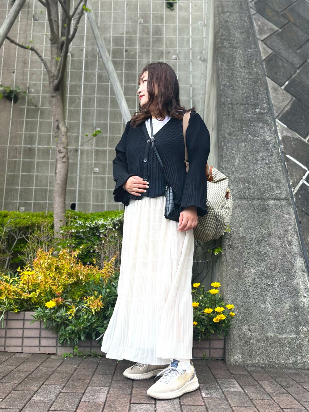 「モノトーン、シンプル、レイヤードスタイル、白Tシャツ、UNIQLO、ZARA、スニーカー、コンフォートシューズ、ZeroGrand、COLE HAAN(COLE HAAN)、リュック、ぽっちゃり」｜「COLE HAANのジェネレーション ゼログランド II mens（スニーカー、ベージュ系）」を使った、nanさん（骨格ストレート・レディース・164cm）の春コーディネートの1枚目の写真