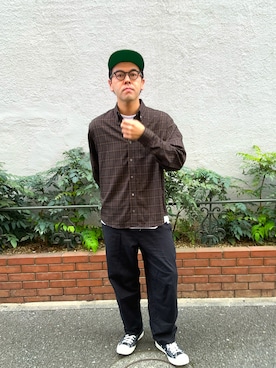 「HIDE AND SEEK（ハイドアンドシーク）のアイテム（シャツ/ブラウス、ブラウン系）」を使った、土佐兄弟　兄　たくやさん（メンズ・182cm）の春コーディネート