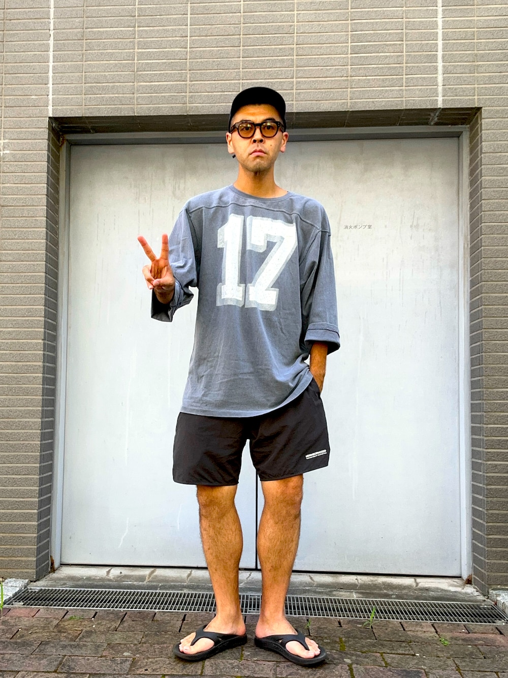 「夏ルックで気分アップ、ロゴT、夏コーデ、休日コーデ、夏ファッション、NEIGHBORHOOD」｜「STETSONのアイテム（トップス、グレー系）」を使った、土佐兄弟　兄　たくやさん（メンズ・182cm）の夏コーディネートの1枚目の写真