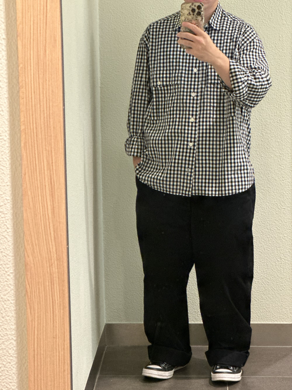 「ギンガムチェック、シンプルコーデ、WAIPER、WAIPER.inc、Porter Classic、ct70、MONCLER、雰囲気、真似しやすいコーデ、秋コーデ、お洒落さんとつながりたい、チノパン、チェックシャツ、低身長、シャツスタイル」｜「WAIPER.incの米軍 M-45 KHAKI チノトラウザー WAIPER.inc【WP1030】（チノパンツ、ブラック系）」を使った、まこち(相互フォロー、❤返ししてます)さん（メンズ・155cm）の秋コーディネートの1枚目の写真