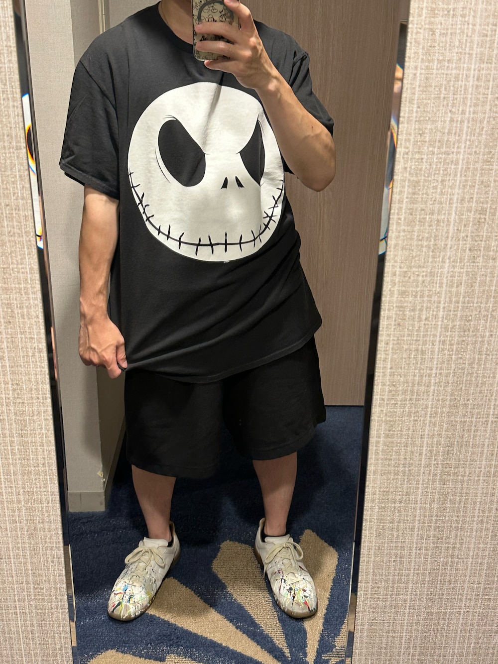「古着MIX、ディズニーコーデ、ファミマスウェット、ファミマ、マルジェラ、Maison Margiela、ペンキ加工、ミッキーT、ナイトメアー・ビフォア・クリスマス、ジャック、腕の血管むきむき、低身長、低身長コーデ、ハーフパンツ、夏コーデ」｜「DISNEY VINTAGEのアイテム（Tシャツ/カットソー、ブラック系）」を使った、まこち(相互フォロー、❤返ししてます)さん（メンズ・155cm）の夏コーディネートの1枚目の写真