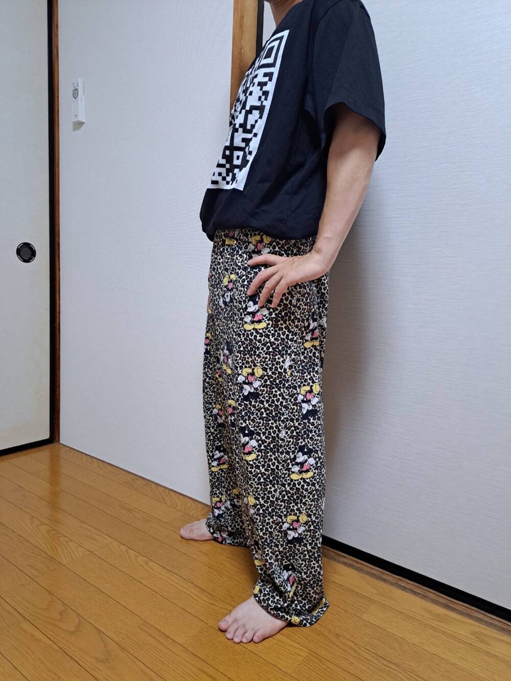 「休日スタイル、ラフコーデ、ディズニー、レオパード、UNIQLO、低身長、古着MIX、サンダル、色合い」｜「UNIQLOのアイテム（Tシャツ/カットソー、ブラック系）」を使った、まこち(相互フォロー、❤返ししてます)さん（メンズ・155cm）の夏コーディネートの1枚目の写真