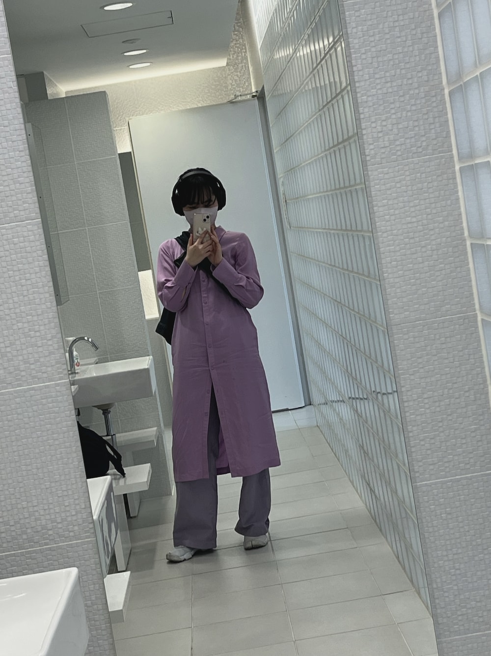 「紫、ライラック、ユニクロ、春コーデ、淡い色コーデ、タビシューズ、kpop、通学コーデ、淡色コーデ」｜「UNIQLOのアイテム（ワンピース、パープル系）」を使った、Mayuさん（レディース・158cm）の春コーディネートの1枚目の写真