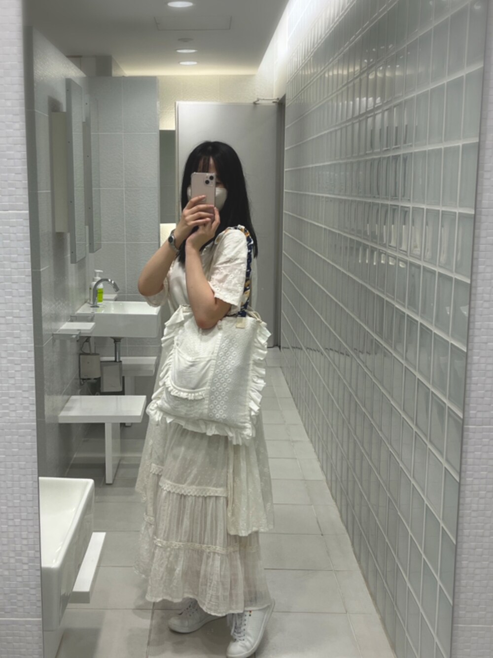 「楽チンコーデ、オールホワイト、ootd、レイヤードスタイル」｜「Arnold PalmerのAP051807（スニーカー、ホワイト系）」を使った、Mayuさん（レディース・158cm）の夏コーディネートの1枚目の写真