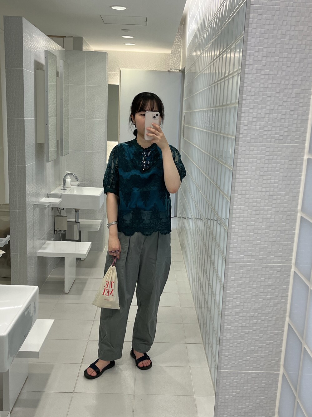「パンツスタイル、ユニクロ、古着、メトロポリタン美術館、ブラウス、大人ガーリー、雨の日コーデ、グリーン、オールグリーン」｜「古着のアイテム（シャツ/ブラウス、グリーン系）」を使った、Mayuさん（レディース・158cm）の夏コーディネートの1枚目の写真