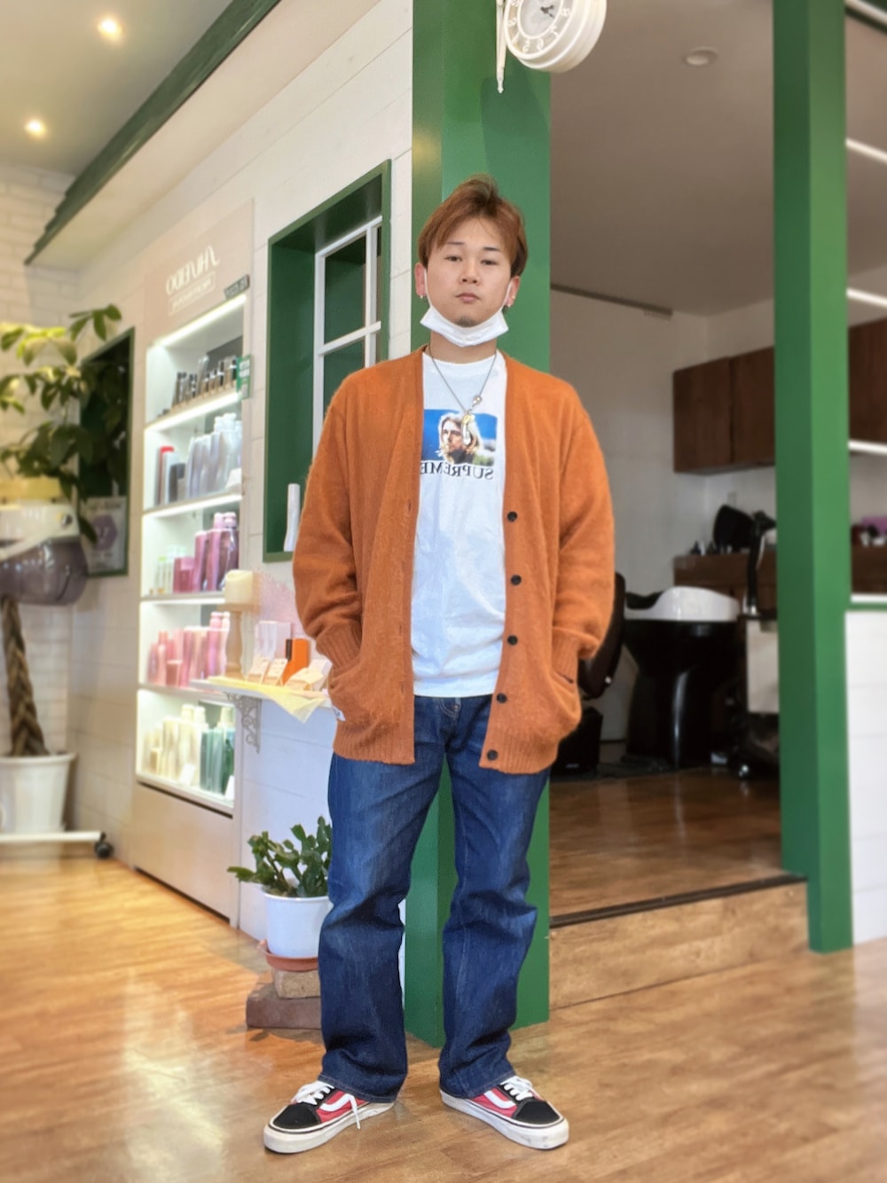 「メンズコーデ、春コーデ、アメカジ、アメカジコーデ、カーディガン、モヘアカーディガン、Tシャツ、デニム、VANS、インディアンジュエリー」｜「Supreme のアイテム（Tシャツ/カットソー、ホワイト系）」を使った、HAYAさん（メンズ・160cm）の春コーディネートの1枚目の写真