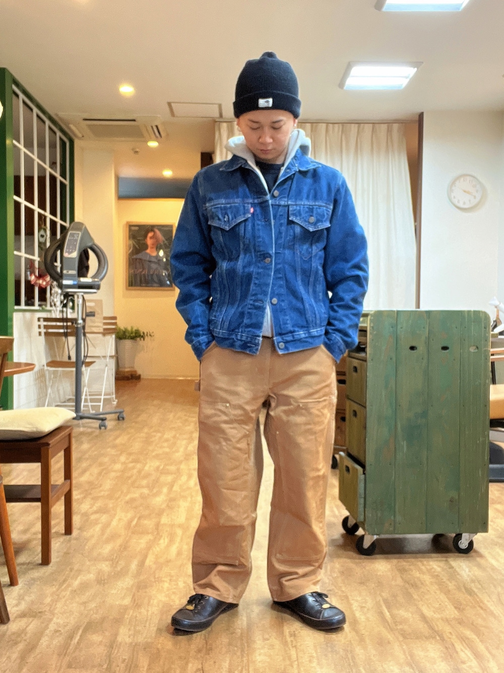 「秋冬コーデ、冬コーデ、アメカジ、アメカジコーデ、アメカジスタイル、ニット帽、デニムジャケット、ダブルニー、ジップアップパーカー、レザースニーカー」｜「massesのアイテム（ニットキャップ/ビーニー、ブラック系）」を使った、HAYAさん（メンズ・160cm）の冬コーディネートの1枚目の写真